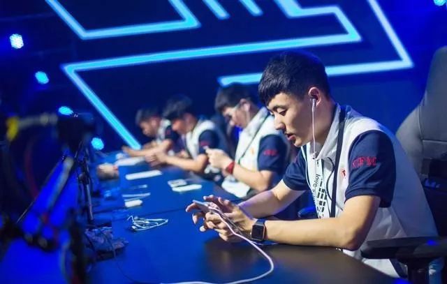 前CS职业选手锐评Faker：他被严重高估了不知道大家为什么吹他(图1)