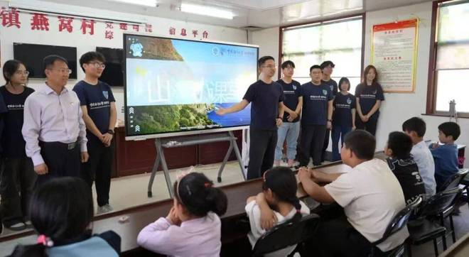 青岛新东方学校联合中国海洋大学就业中心开展爱心公益捐书活动