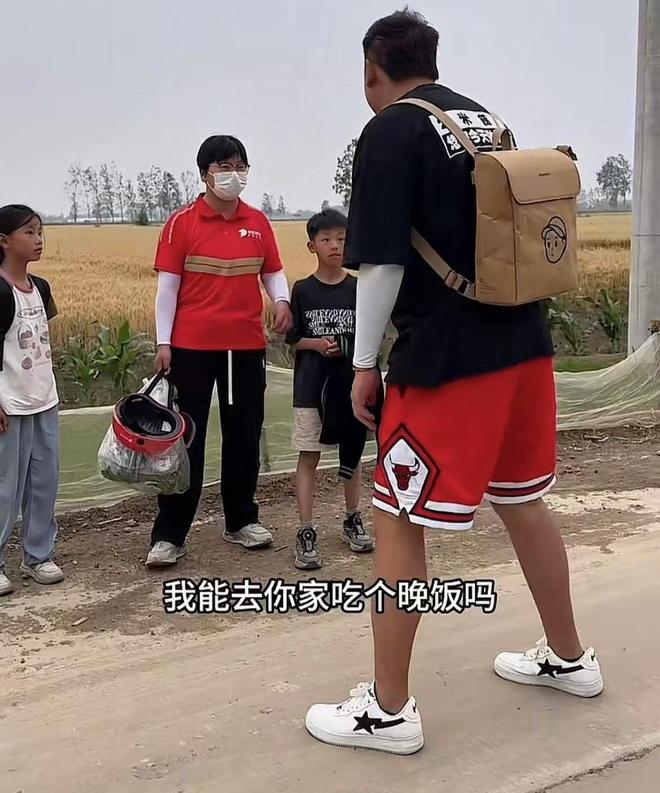 沭阳4姐弟一夜爆火后门口出现很多陌生人大衣哥的话有人信了(图4)