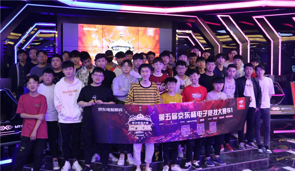 中国选手“小孩”曾卓君逆转夺冠 实现电竞世界杯街霸6项目两连冠