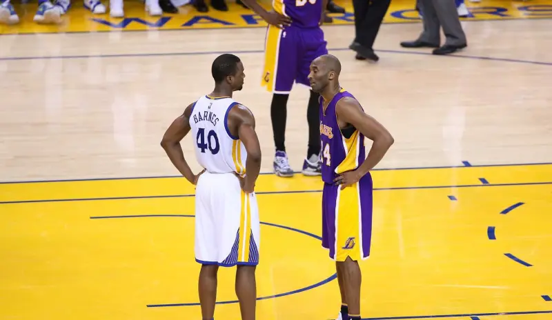 流言板]曾与传奇同场竞技！哈里森-巴恩斯晒和科比的合影与球迷分享