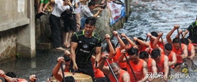 太搞笑了！辽宁队龙舟赛意外翻船评论区笑翻全场！