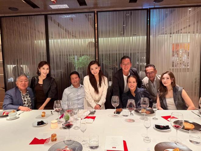 香港四大豪门夫妇聚餐郑志雯邱咏贤稳坐c位黎姿李嘉欣坐边上
