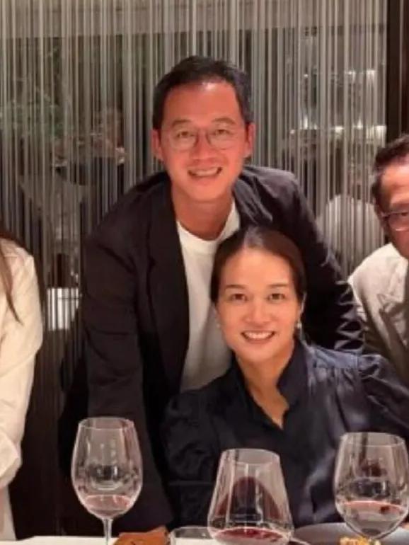 香港四大豪门夫妇聚餐郑志雯邱咏贤稳坐c位黎姿李嘉欣坐边上(图2)