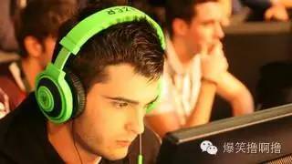 同演军人杨洋和肖战放在一起看一个像硬汉军人一个温润如玉