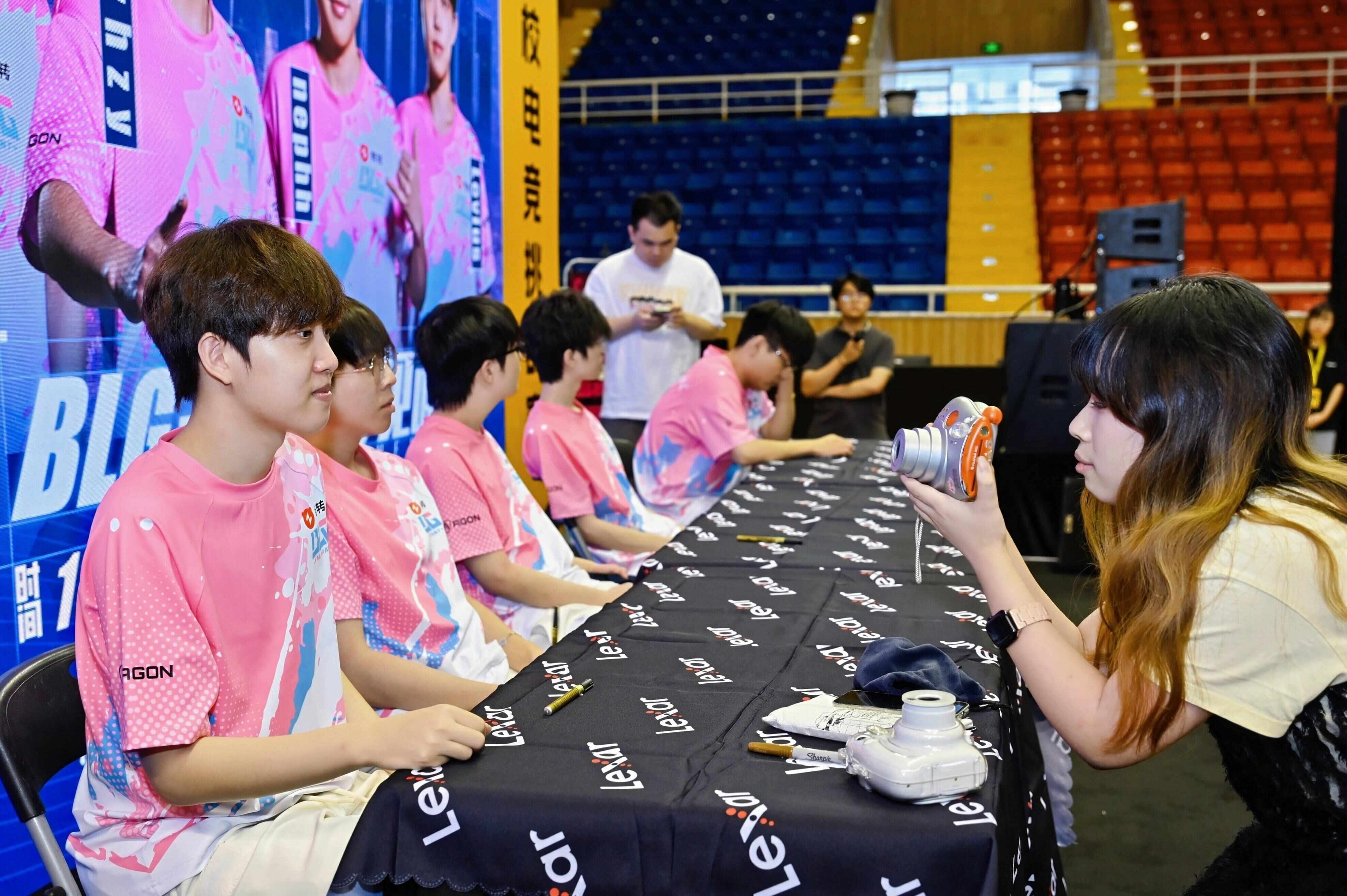冠军首秀燃炸全场！广州花都BLG无畏契约战队线下见面会圆满举行(图2)