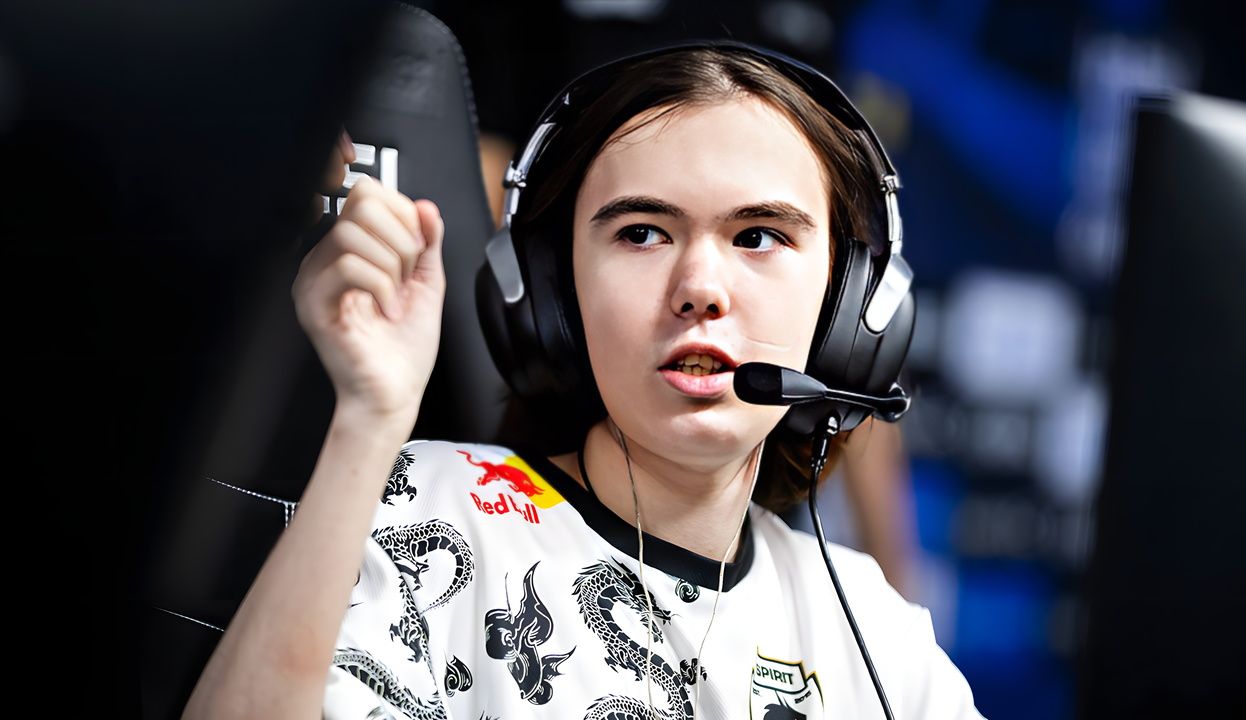 被顶流游戏套牢的男大吃到人生第一个跌停