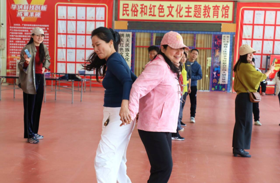 品红韵润初心 聚合力启新程——广西大学图书馆（档案馆）分工会2025秋游团建活动圆满举行(图2)