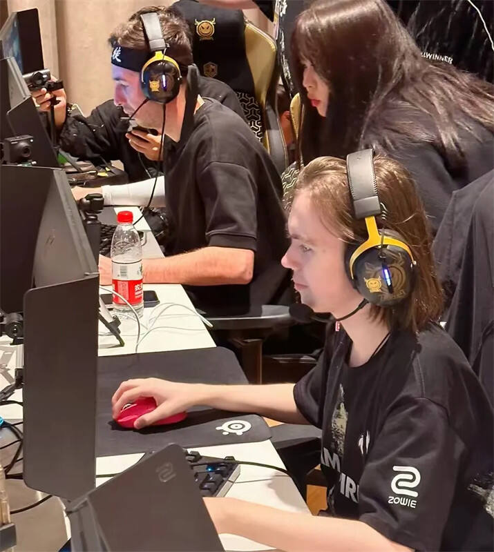 CS晚报：传奇教练之路开启！gla1ve加入100T