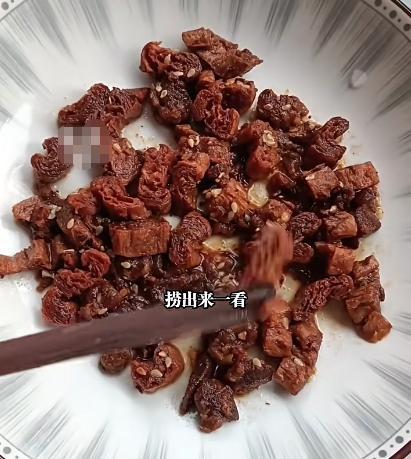 湖南男子75一斤买手撕牛肉干焯水后发现变豆腐干