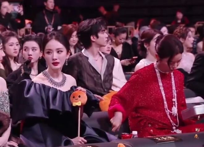 微博之夜上热搜！肖战和王一博时隔六年同台！太多内娱名场面！