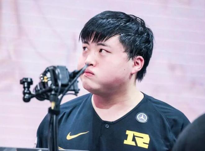 中国电竞人物排行榜uzi不在前五名第一名世界冠军拿到手软(图1)