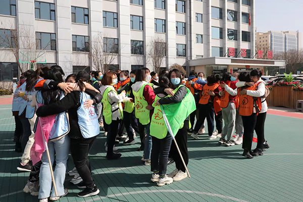 “渡河竞技：携手协作迎接挑战的快乐源泉”(图1)