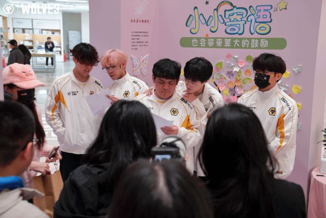 篮板下“打瓦的”和“打球的”正在闪闪发光(图8)