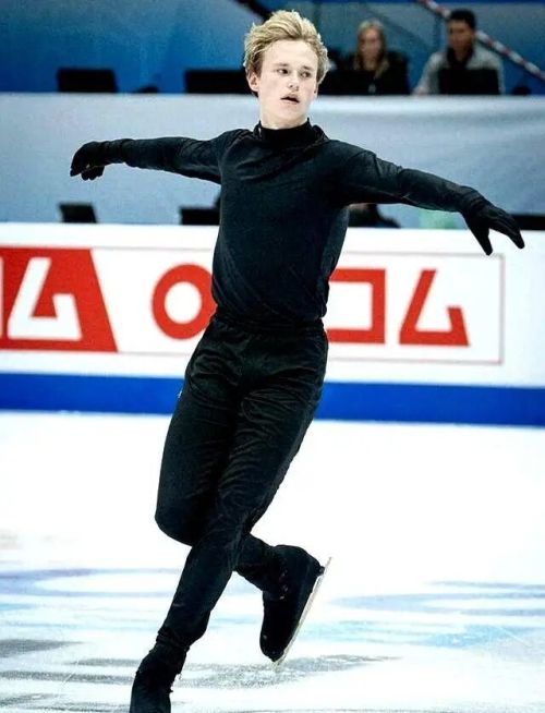 冬奥花滑大惨案！种子选手摔成一片只有日本人笑了：羽生结弦的含金量还在上升！(图5)