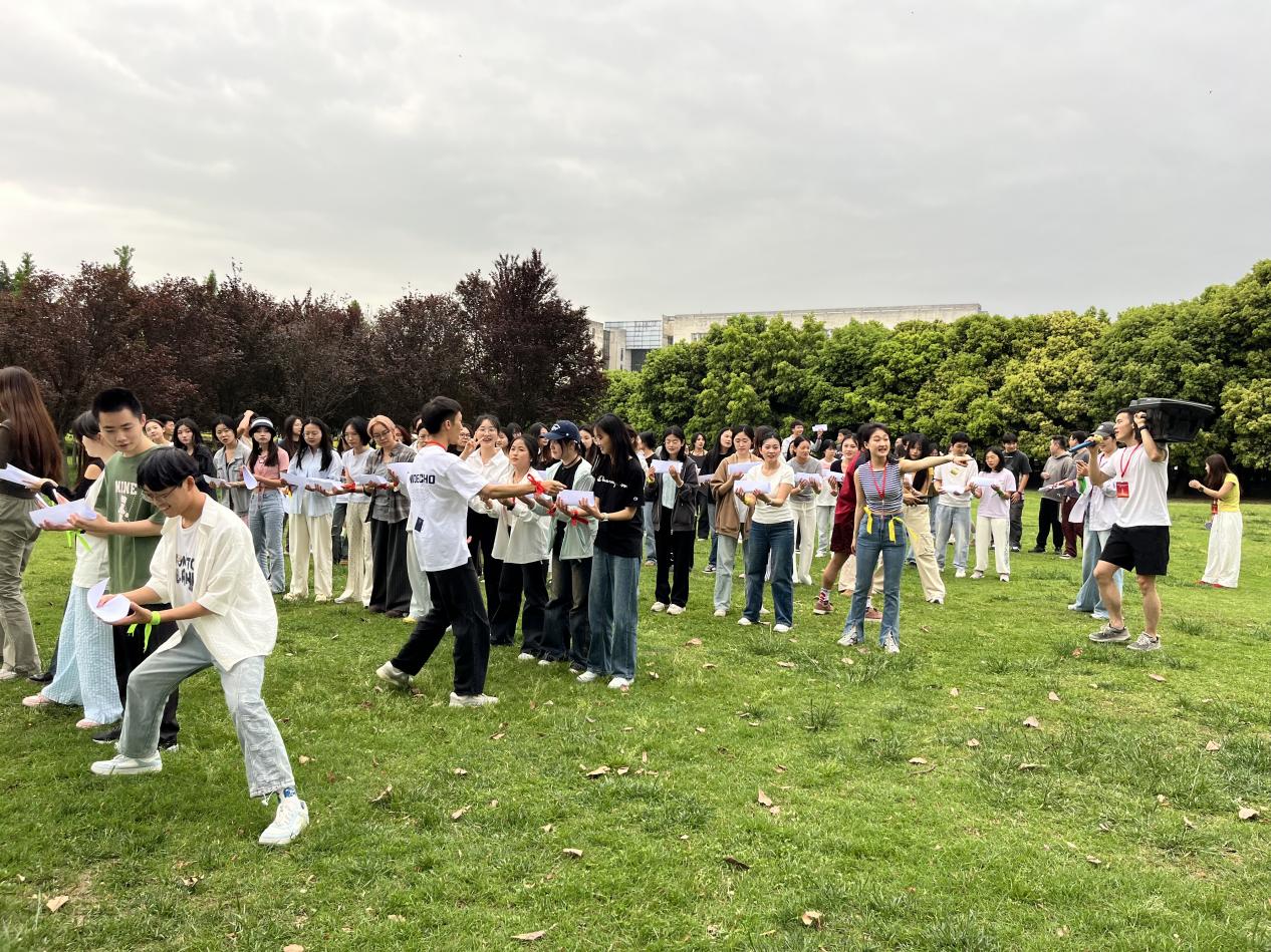 蓝山县政府办开展“欢聚同行定格美好”“三八”国际劳动妇女节主题团建活动