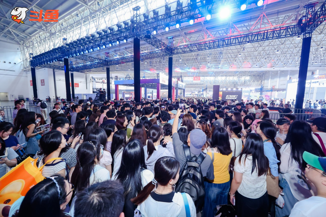 6月27日武汉现场万人大合唱！“长队一眼望不到头放眼望去全是人”张靓颖、吴克群都来了(图1)
