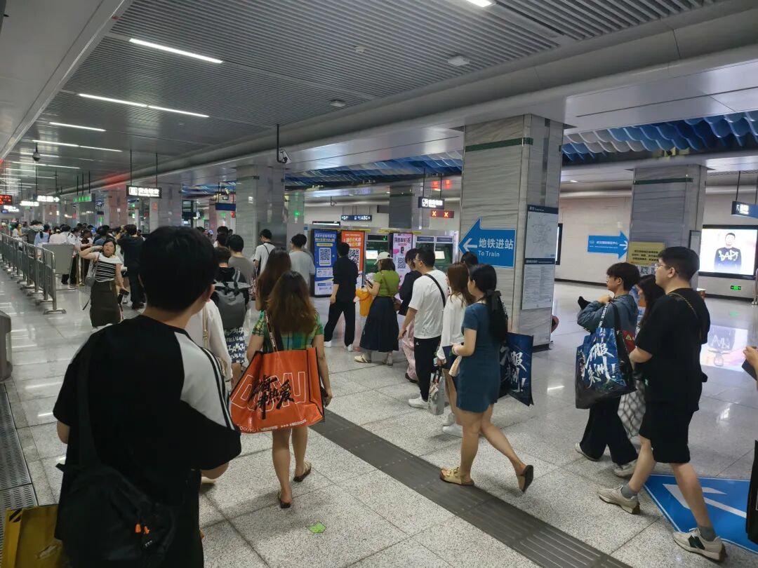 6月27日武汉现场万人大合唱！“长队一眼望不到头放眼望去全是人”张靓颖、吴克群都来了(图9)