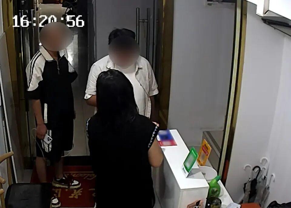 两小伙入住多家电竞酒店专偷贵价显卡民警：涉案金额近8万元有的老板还未察觉(图2)