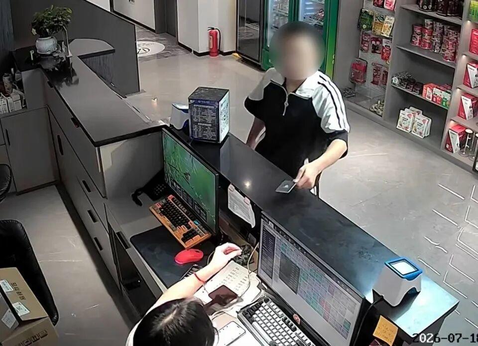 两小伙入住多家电竞酒店专偷贵价显卡民警：涉案金额近8万元有的老板还未察觉(图5)